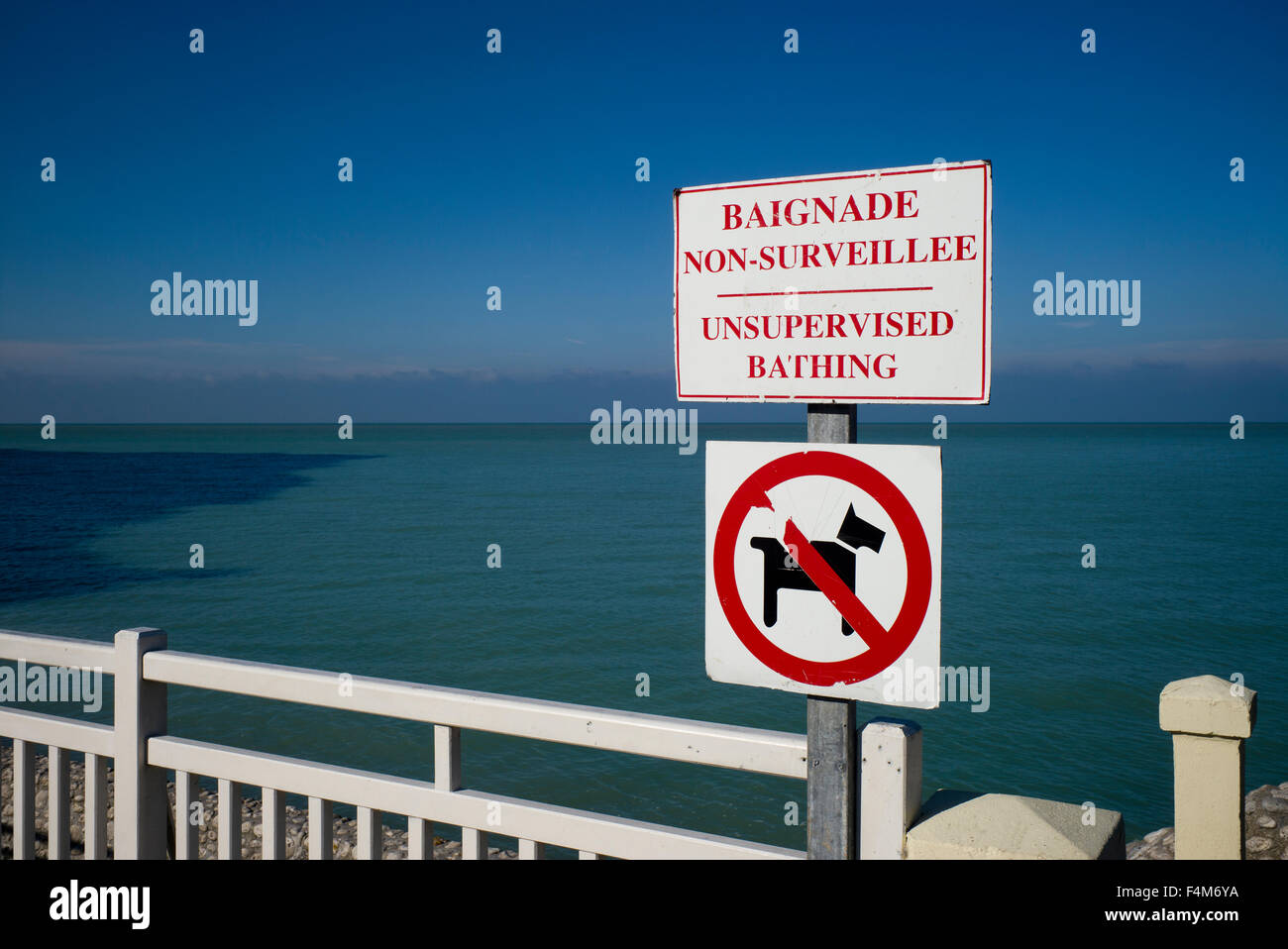 Mare segno di avvertimento, balneazione senza supervisione, no cani, Normandia, Francia Foto Stock