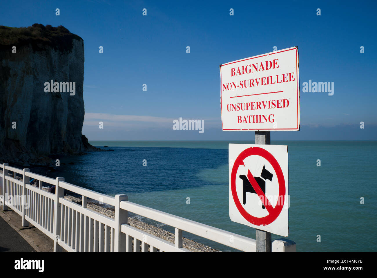 Mare segno di avvertimento, balneazione senza supervisione, no cani, Normandia, Francia Foto Stock