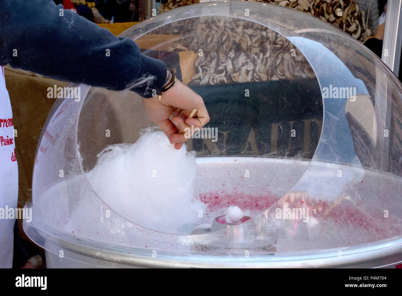 L'Italia, Piemonte, Fiera del Tartufo di Alba: cotone candy. Foto Stock