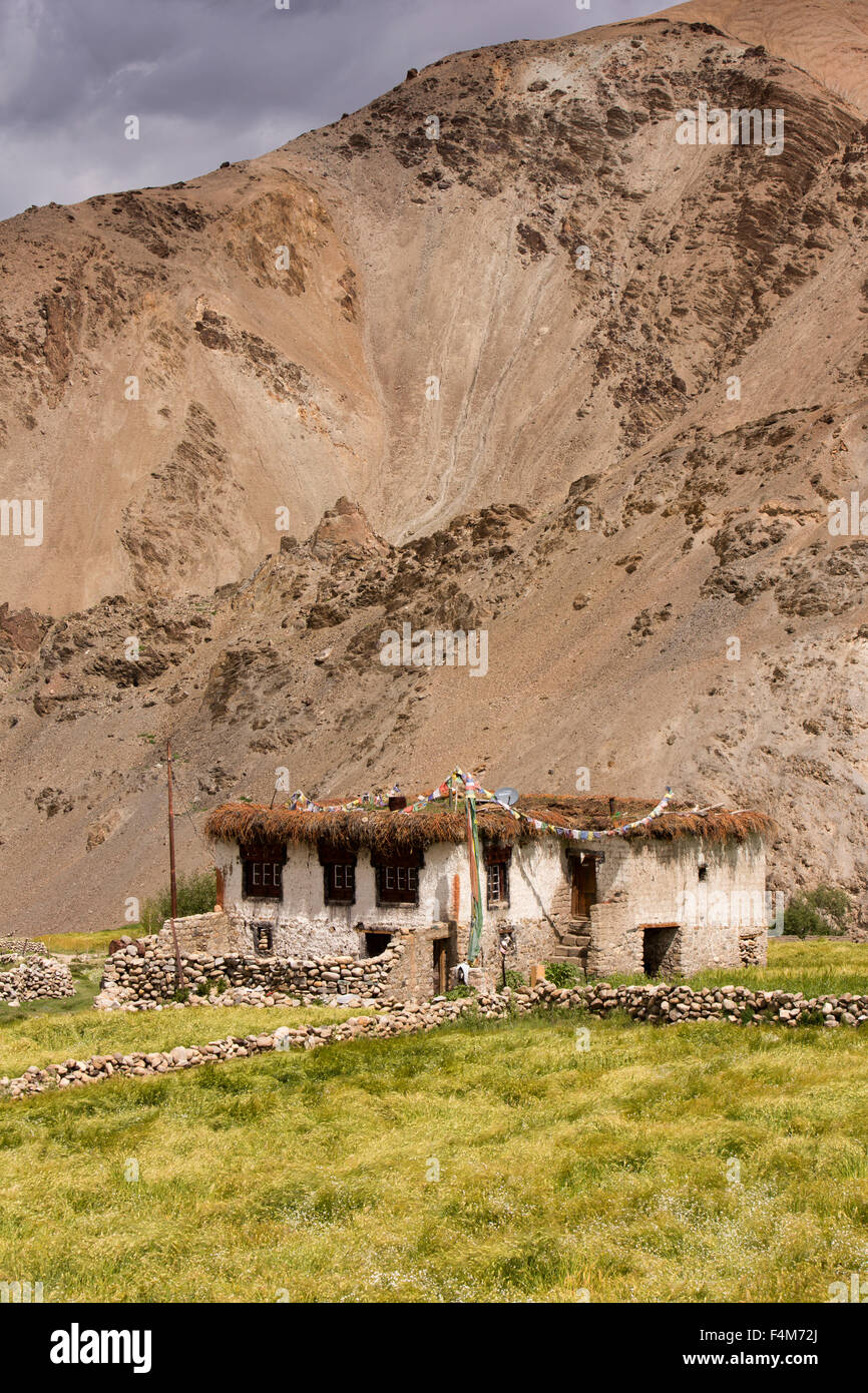 India, Jammu e Kashmir, Ladakh, Rumtse, tradizionale casa di campagna con raccolto tetto rotondo a piedi di Taglang La pass Foto Stock