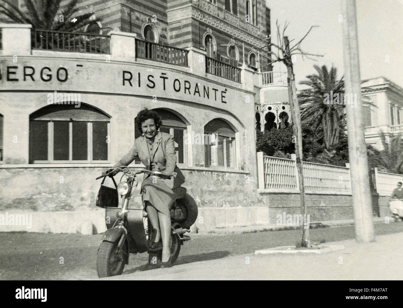 Le donne su Lambretta, Anzio, Italia Foto Stock