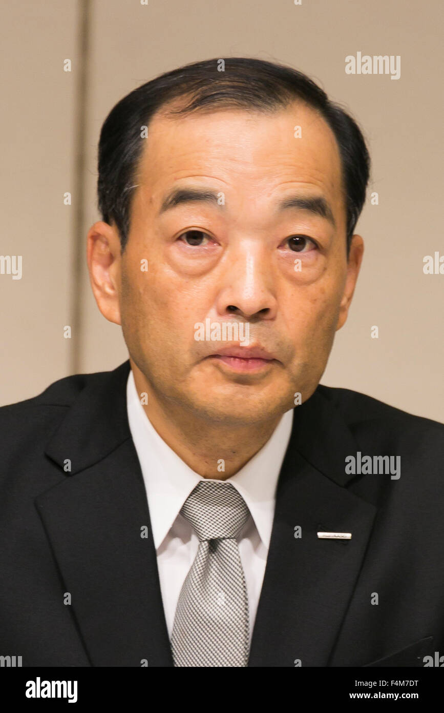 Asahi Kasei Corporation presidente Toshio Asano partecipa a una conferenza stampa del 20 ottobre 2015, Tokyo, Giappone. Il Giapponese impresa di costruzione si è scusata e ha risposto a domande dei giornalisti durante le due ore di conferenza circa il coinvolgimento della filiale, Asahi Kasei Materiale di costruzione Corp., difettoso in calcestruzzo Lavori di palificazione e la falsificazione dei dati per una inclinazione edificio condominiale a Yokohama a sud di Tokyo. Asahi Kasei controllerà la controllata del lavoro di palificazione dati per altri edifici nel passato decennio e ha promesso di ricostruire il ribaltamento del blocco di appartamenti. (Foto di Rodrigo Reyes Marin/AFLO Foto Stock