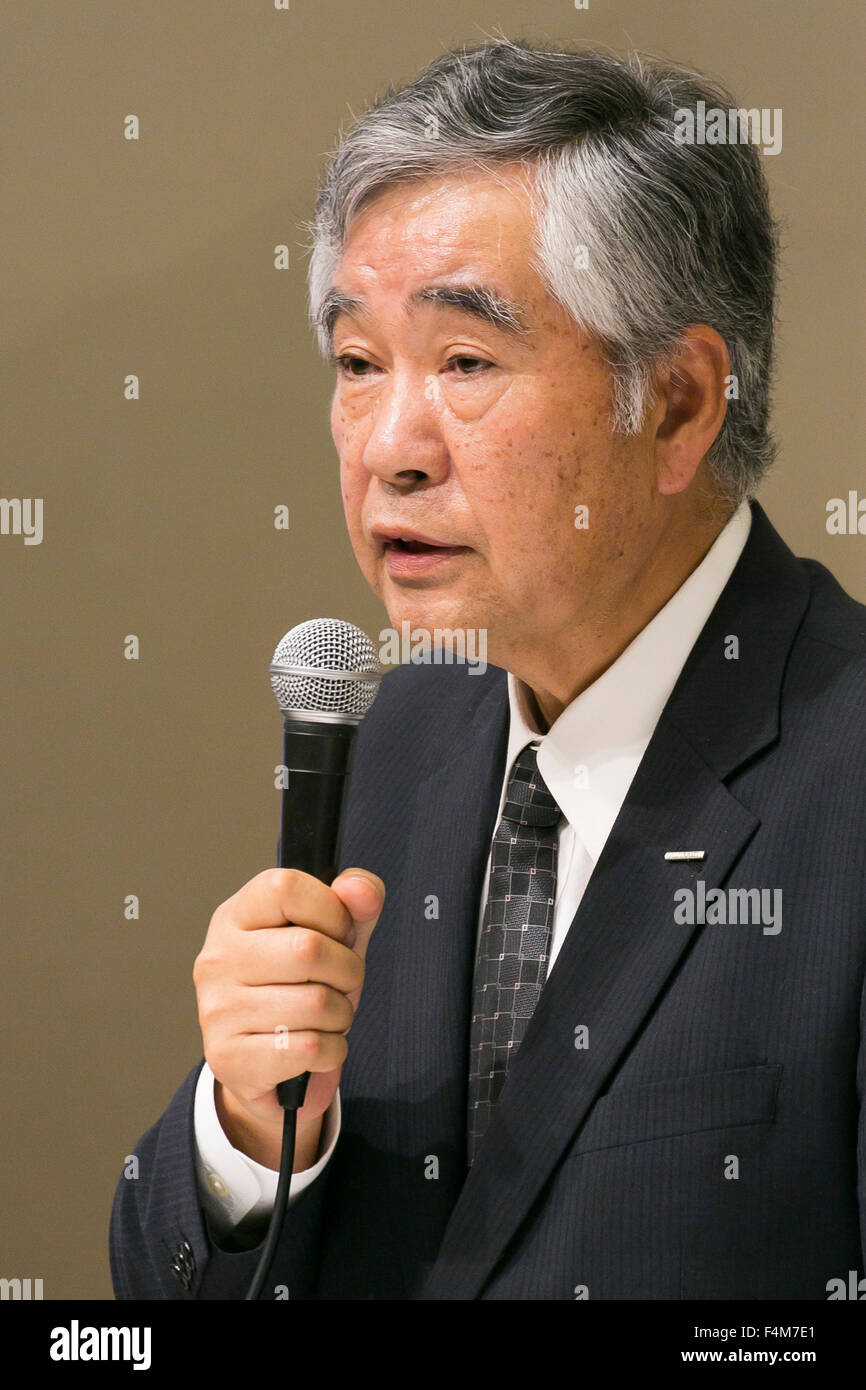 Asahi Kasei Corporation vice-presidente Masahito Hirai parla durante una conferenza stampa tenutasi il 20 ottobre 2015, Tokyo, Giappone. Il Giapponese impresa di costruzione si è scusata e ha risposto a domande dei giornalisti durante le due ore di conferenza circa il coinvolgimento della filiale, Asahi Kasei Materiale di costruzione Corp., difettoso in calcestruzzo Lavori di palificazione e la falsificazione dei dati per una inclinazione edificio condominiale a Yokohama a sud di Tokyo. Asahi Kasei controllerà la controllata del lavoro di palificazione dati per altri edifici nel passato decennio e ha promesso di ricostruire il ribaltamento del blocco di appartamenti. (Foto di Rodrigo Rey Foto Stock
