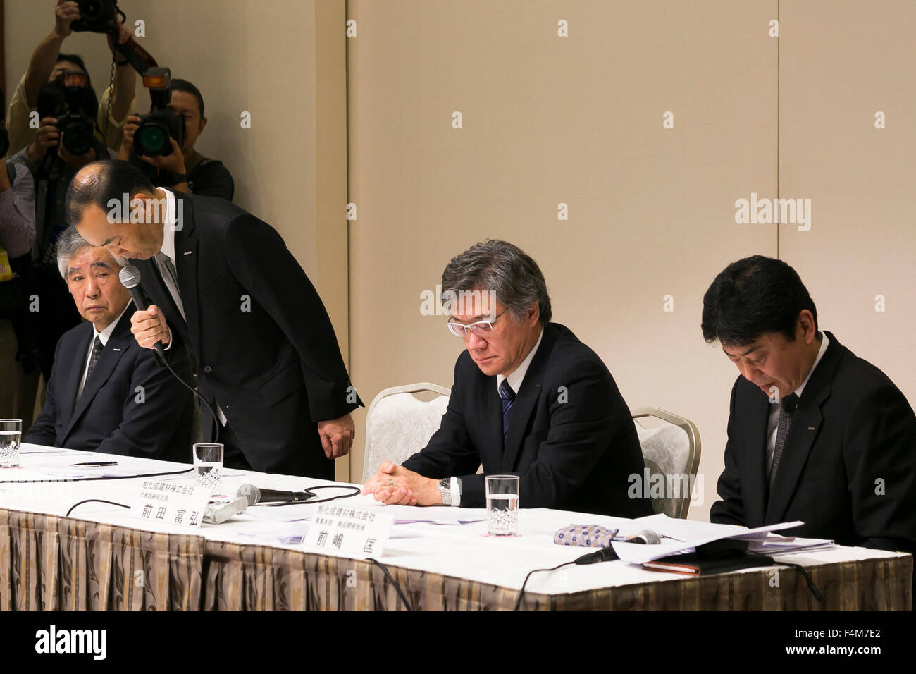 Asahi Kasei Corporation presidente Toshio Asano archi in scuse durante una conferenza stampa tenutasi il 20 ottobre 2015, Tokyo, Giappone. Il Giapponese impresa di costruzione si è scusata e ha risposto a domande dei giornalisti durante le due ore di conferenza circa il coinvolgimento della filiale, Asahi Kasei Materiale di costruzione Corp., difettoso in calcestruzzo Lavori di palificazione e la falsificazione dei dati per una inclinazione edificio condominiale a Yokohama a sud di Tokyo. Asahi Kasei controllerà la controllata del lavoro di palificazione dati per altri edifici nel passato decennio e ha promesso di ricostruire il ribaltamento del blocco di appartamenti. Nella foto, L a R: Foto Stock