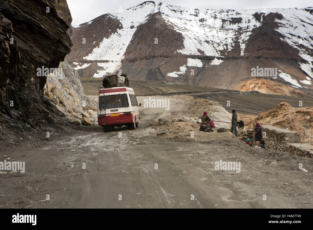 India, Jammu e Kashmir, Ladakh, Taglang La pass, bus per Manali sulla sezione irregolare attraverso le montagne Foto Stock