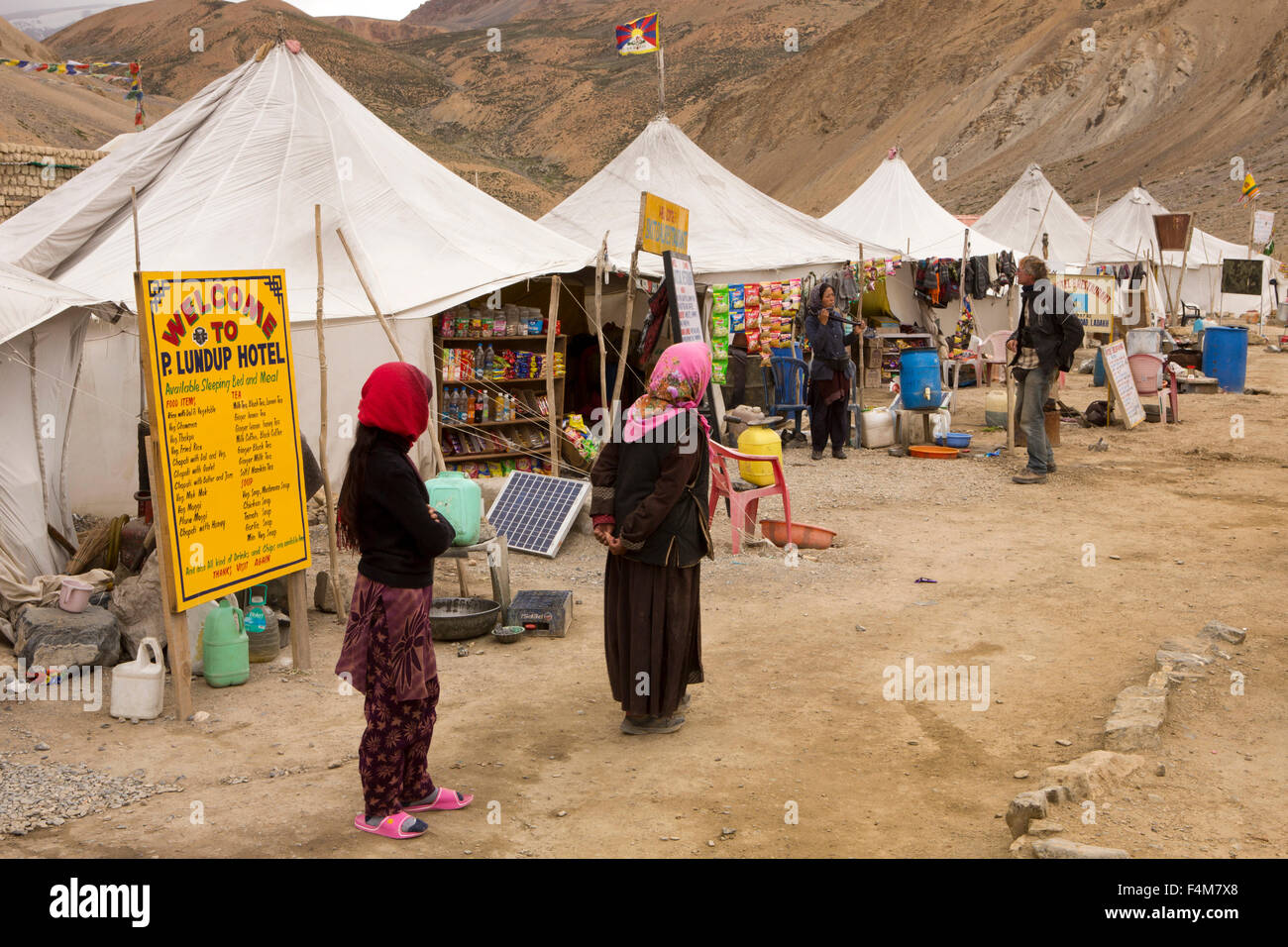 India, Jammu e Kashmir, Ladakh, Pang, stagionali, cibo e alloggio tende per Leh-Manali autostrada viaggiatori Foto Stock