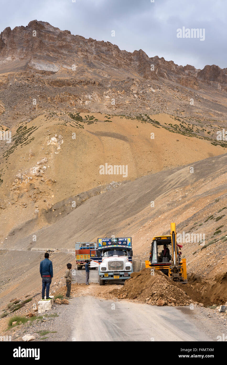 India, Jammu e Kashmir, Ladakh, Baghâ Canyon, scavo per 4g cavo internet bloccando Leh-Manali autostrada Foto Stock
