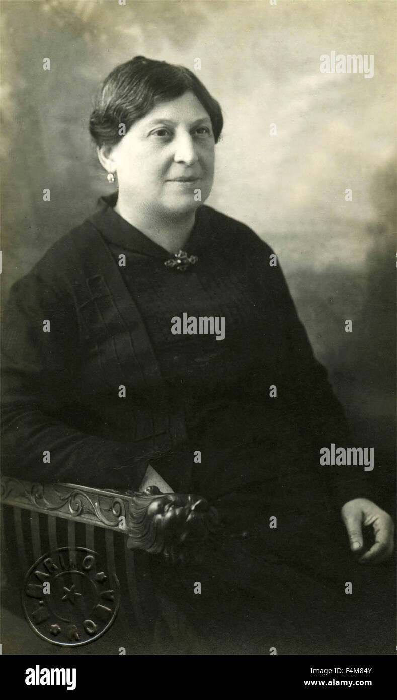 Donna vestita di nero immagini e fotografie stock ad alta risoluzione -  Alamy