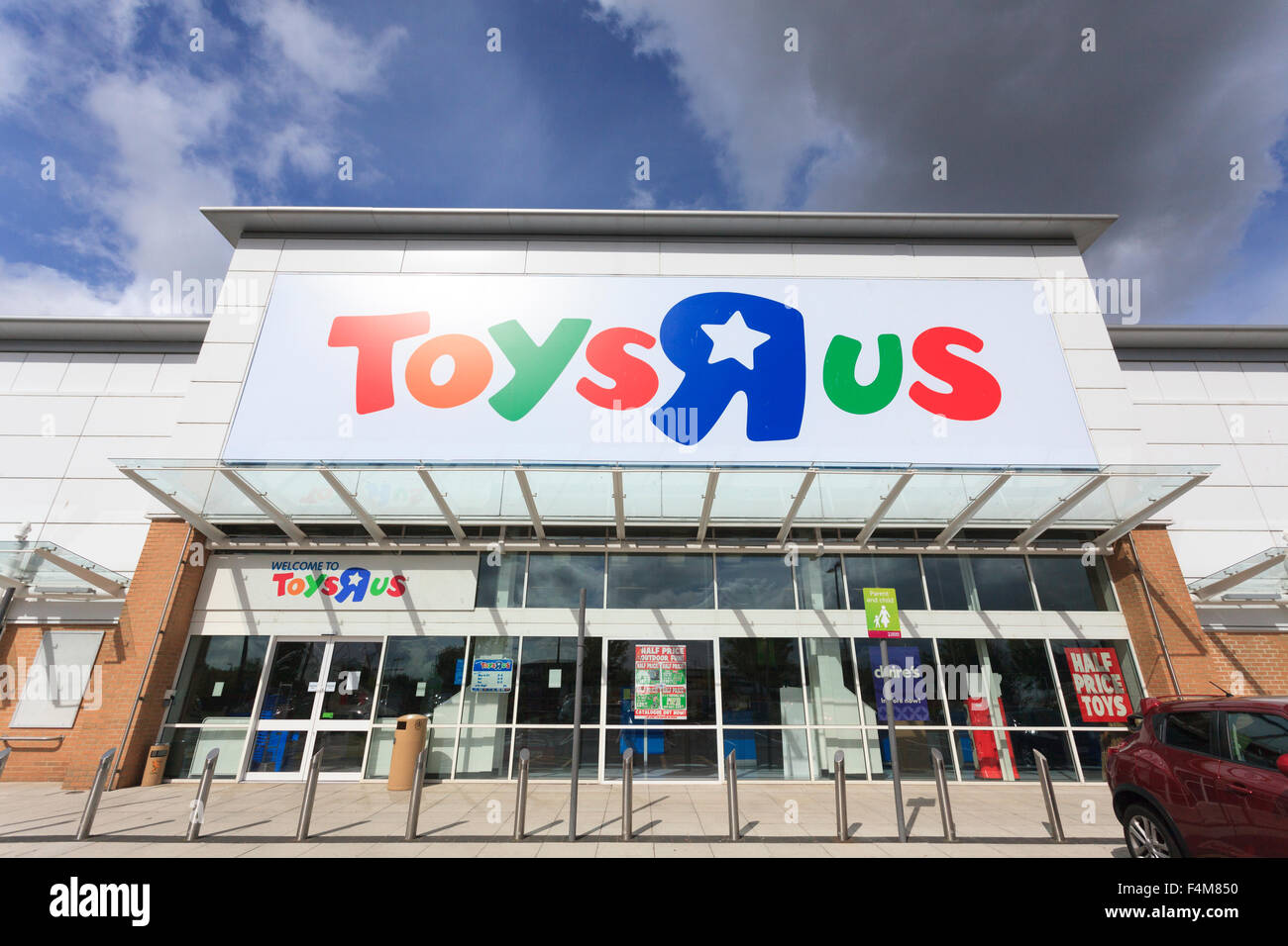 Esterno del ToysRUs store senza persone Foto Stock