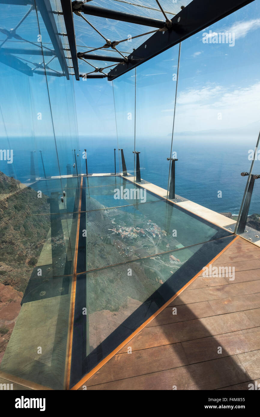 Il Mirador de Abrante con il suo pavimento in vetro sporgente fuori da una scogliera sopra Agulo, La Gomera, isole Canarie, Spagna. Foto Stock
