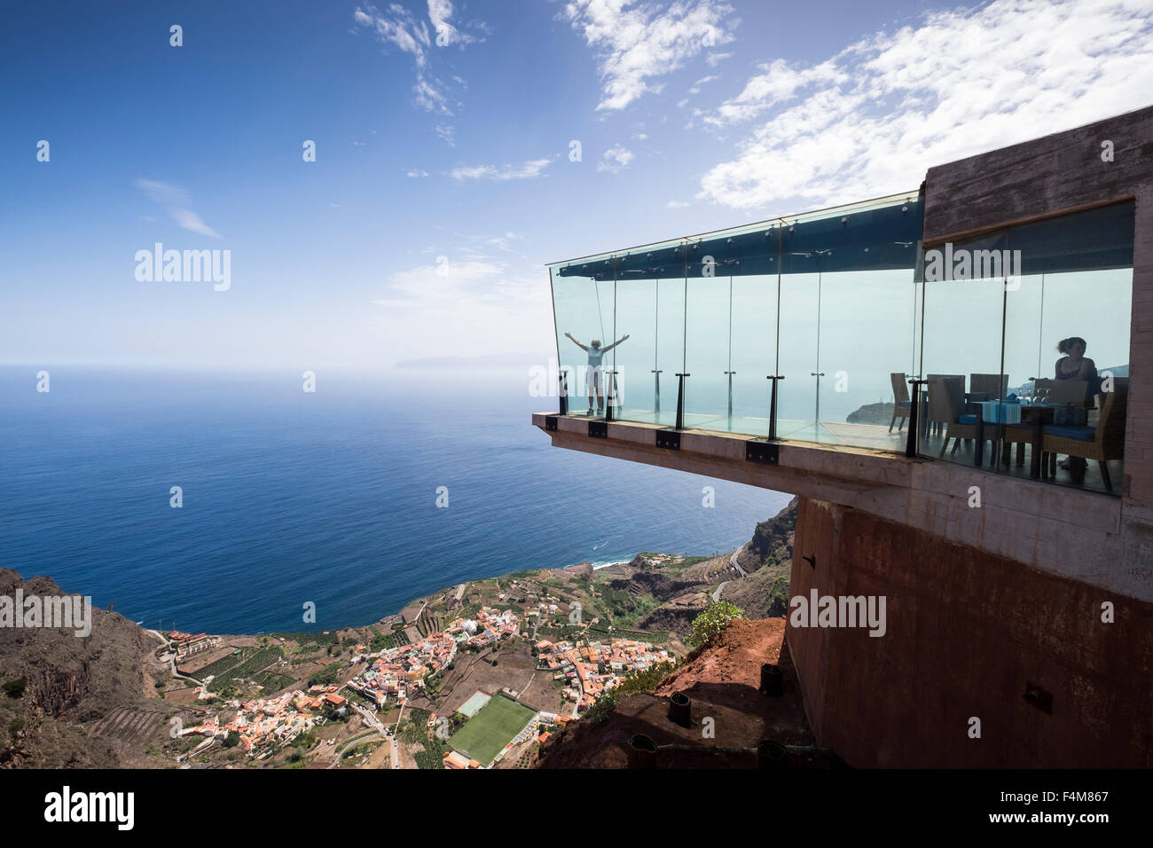 Il Mirador de Abrante con il suo pavimento in vetro sporgente fuori da una scogliera sopra Agulo, La Gomera, isole Canarie, Spagna. Foto Stock