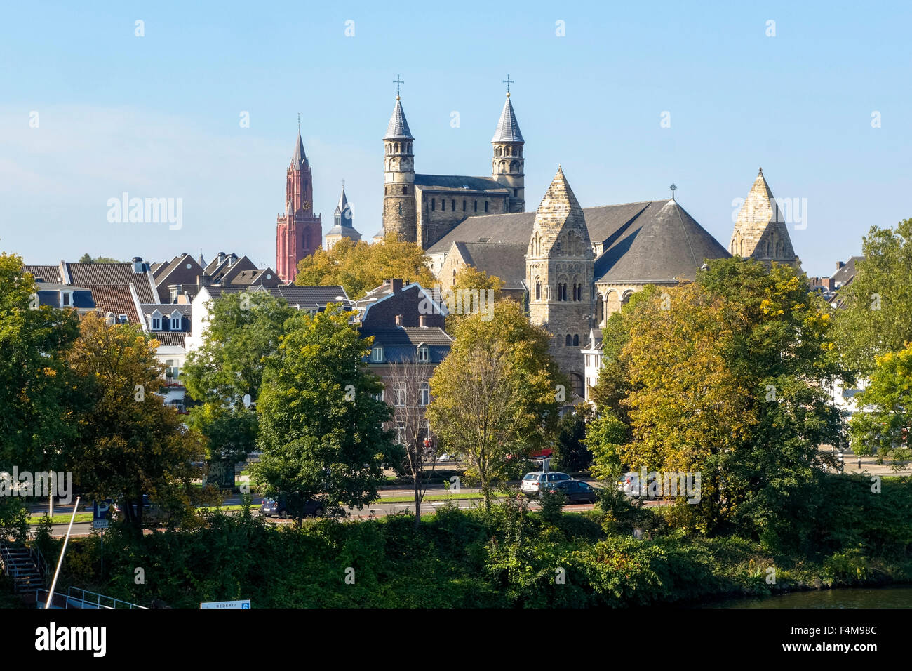 Vista verso la Basilica di Nostra Signora, con la Basilica di San Servatius e Chiesa di San Giovanni Evangelista, Maastricht, Limburgo, Paesi Bassi. Foto Stock