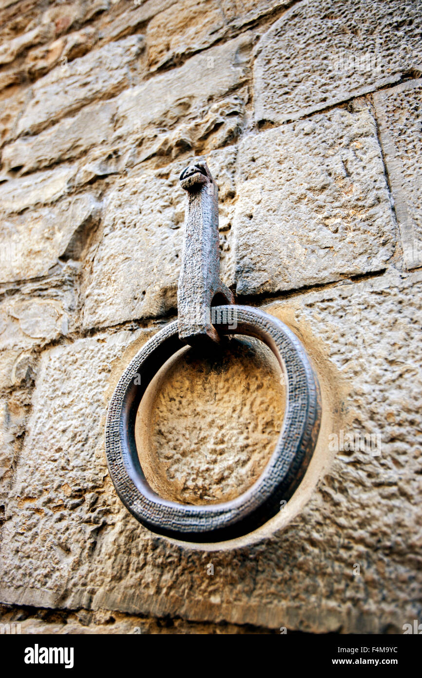 Il vecchio cavallo di serraggio sulla parete edilizia , Firenze, Italia, ferro da stiro Foto stock - Alamy