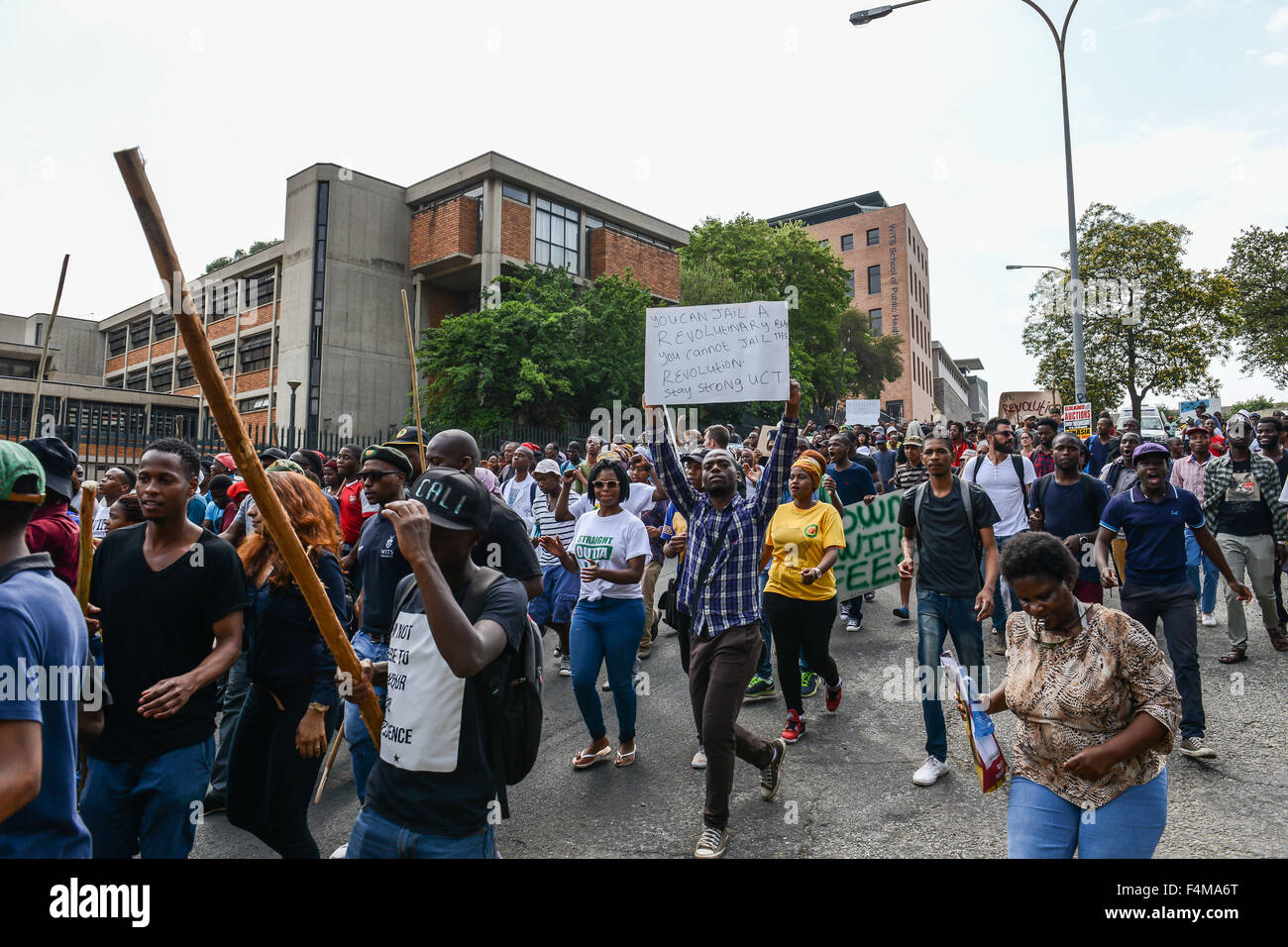 Johannesburg, Sud Africa. Xx oct, 2015. Gli studenti protestano contro la tassa di iscrizione aumenta all Università del Witwatersrand a Johannesburg, in Sud Africa il 20 ott. 2015.?proteste contro la tassa di iscrizione aumenta inoltrato a diverse grandi università in Sud Africa il Martedì, diffusione oltre i campus con sporadici episodi di violenza. Credito: Zhai Jianlan/Xinhua/Alamy Live News Foto Stock