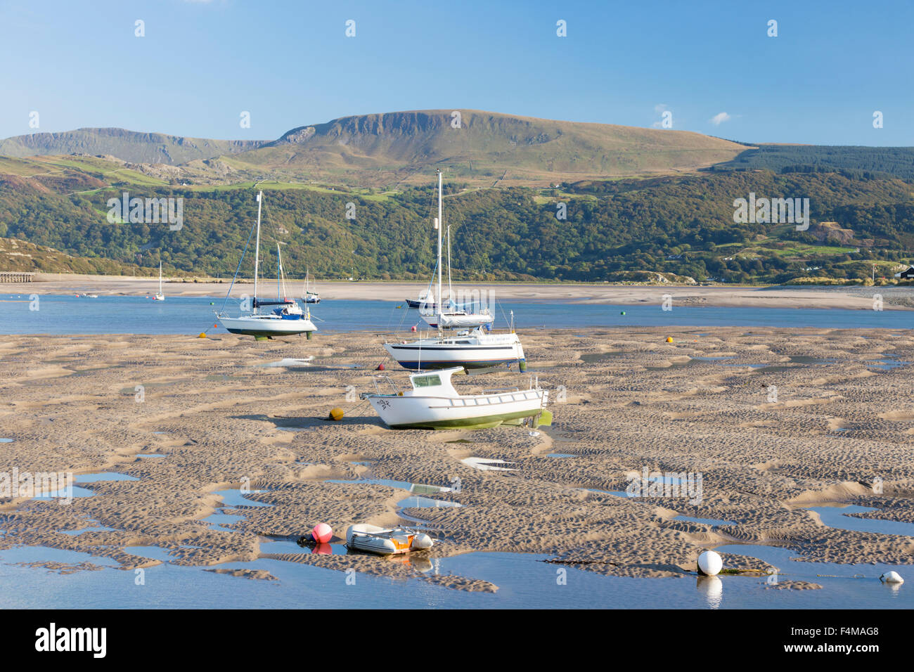 Barche ormeggiate sul Mawddach Estuary vicino a Caernarfon, Gwynedd, Galles del Nord, Regno Unito Foto Stock
