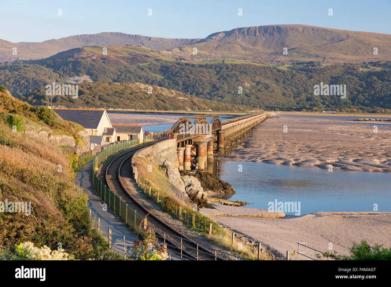 Blaenau Ffestiniog railway vaduct attraversando il fiume Mawddach estuary vicino a Caernarfon, Gwynedd, Galles del Nord, Regno Unito Foto Stock