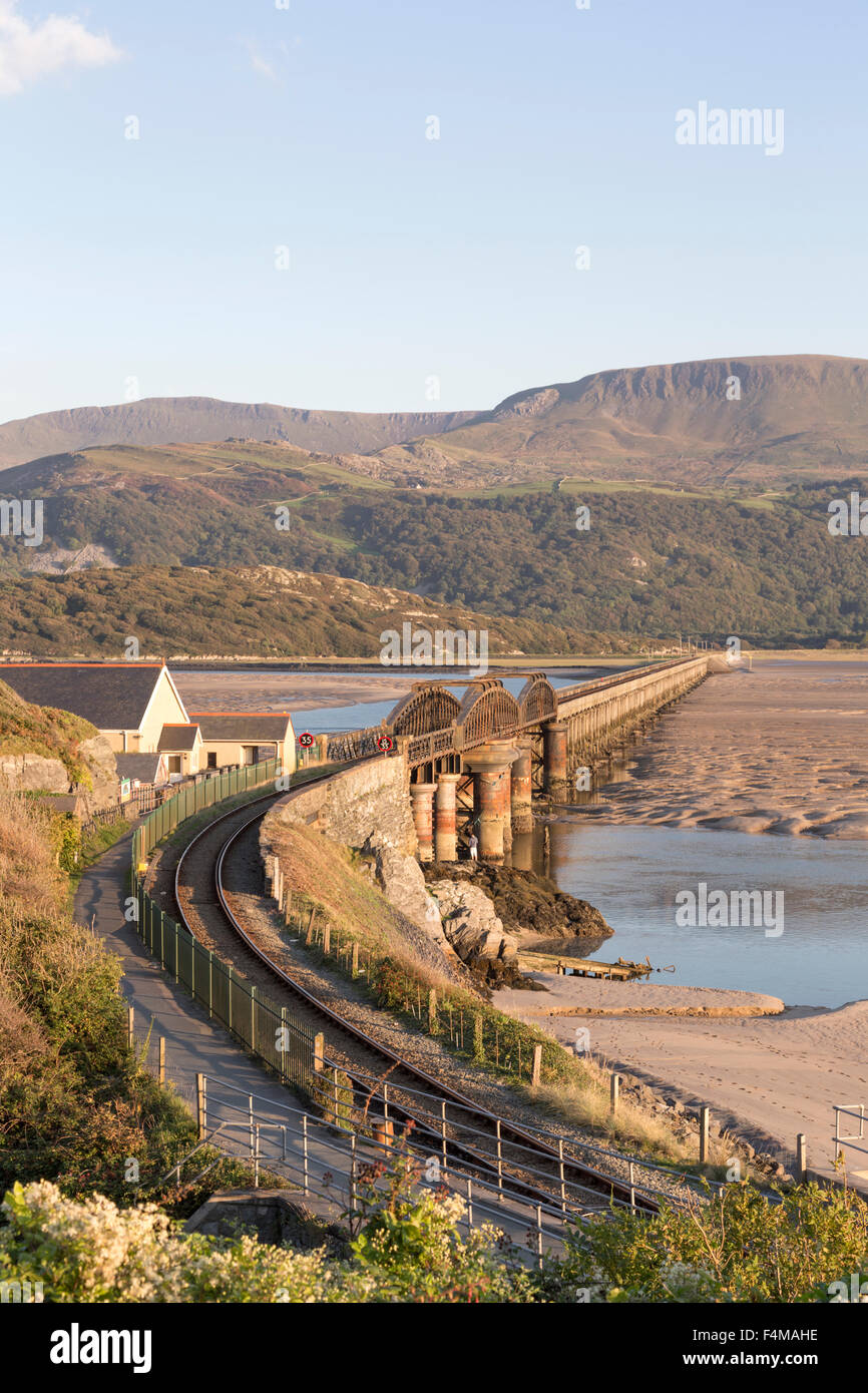 Blaenau Ffestiniog railway vaduct attraversando il fiume Mawddach estuary vicino a Caernarfon, Gwynedd, Galles del Nord, Regno Unito Foto Stock