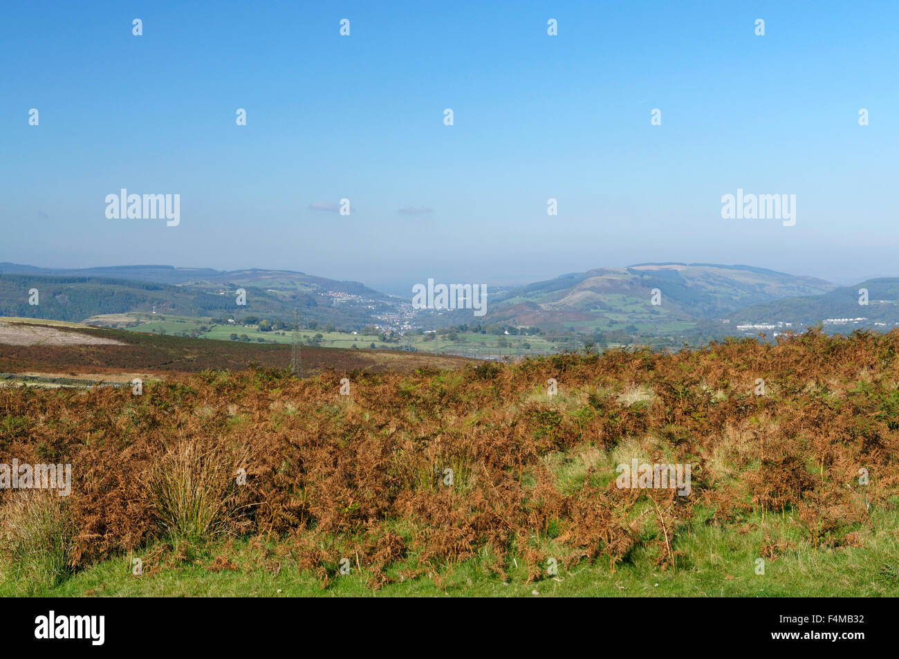 Vista guardando verso nord in direzione di Ystrad Mynach e Rhymney Valley dalla collina sopra Llanbradach, nel Galles del Sud delle Valli, UK. Foto Stock