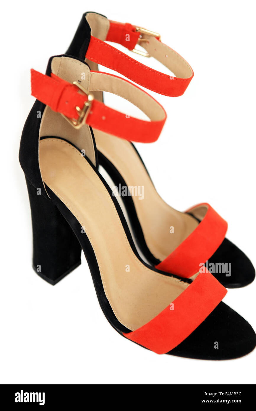 Nero e arancio designer suede cinturino alla caviglia scarpe su sfondo bianco Foto Stock