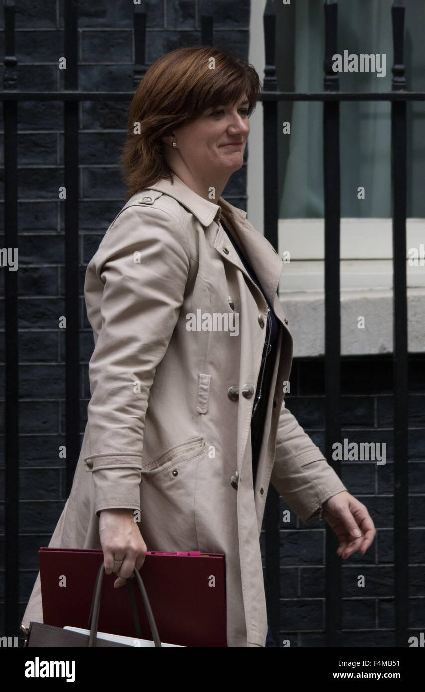 A Downing Street, Londra, 20 ottobre 2015. Istruzione Segretario Nicky Morgan lascia 10 Downing Street dopo aver frequentato il settimanale riunione del gabinetto Credito: Paolo Davey/Alamy Live News Foto Stock