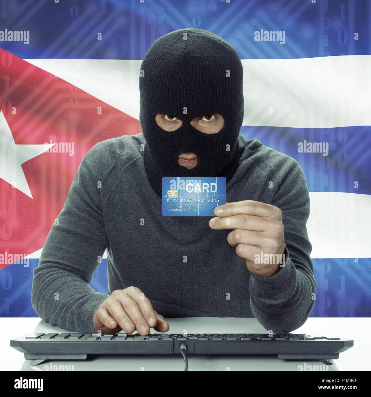 Di carnagione scura hacker con la carta di credito in mano e bandiera su sfondo - Cuba Foto Stock