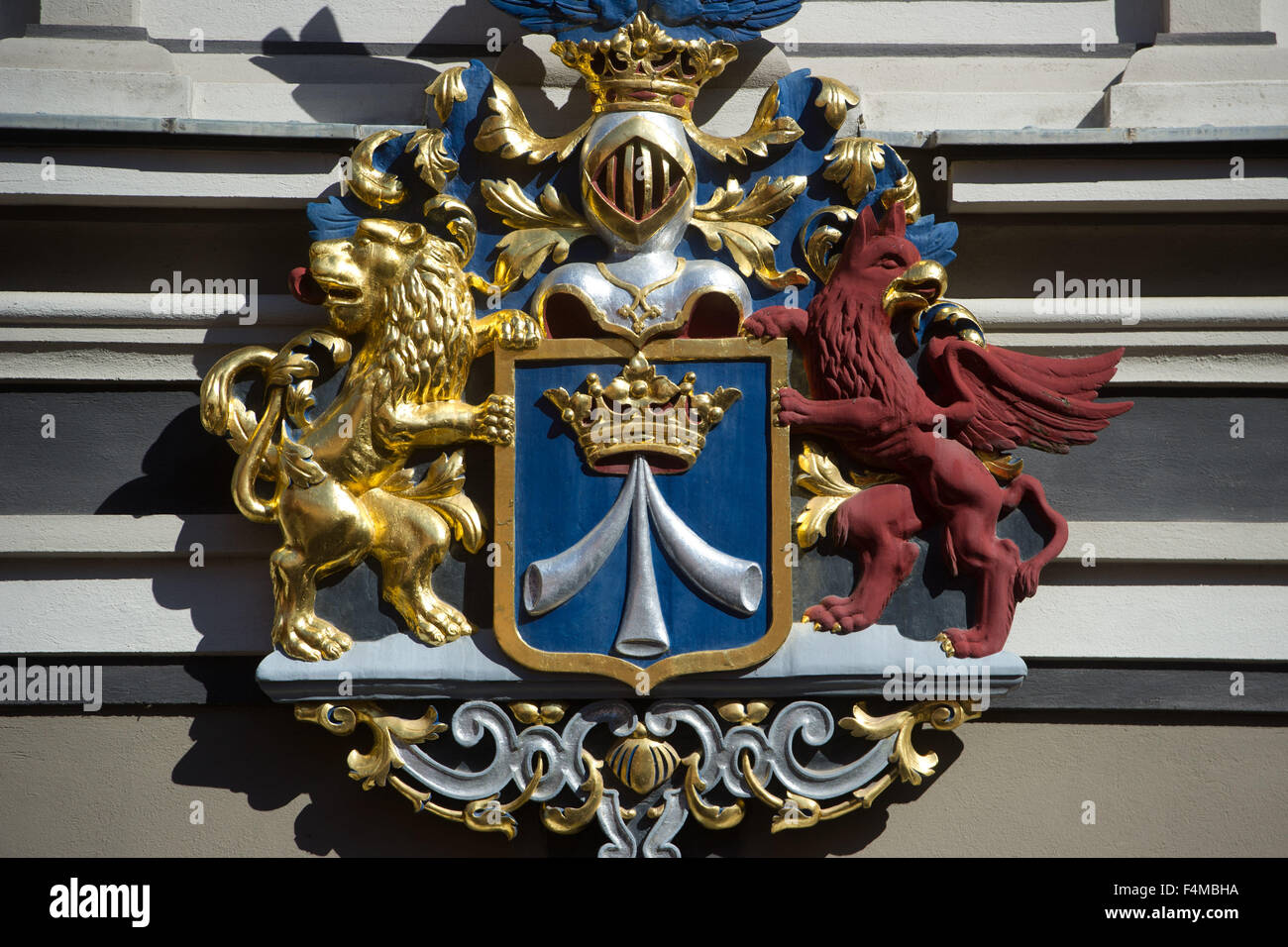 Stralsund, Germania. 07Th Sep, 2015. La cresta svedese al lato ovest del municipio punti alla lunga storia tra la Svezia e la città anseatica di Stralsund, Germania, 07 settembre 2015. La cresta che raffigura la svedese Lion e la Pomerania eagle è stato assegnato alla città dal re Federico I di Svezia nel 1720 e solo re-introdotte nel 1938. Stralsund ospita la Svezia Settimana dal 19 al 25 ottobre segnando il duecentesimo anniversario della consegna della Pomerania svedese per la Prussia. Foto: Stefan Sauer/dpa/Alamy Live News Foto Stock