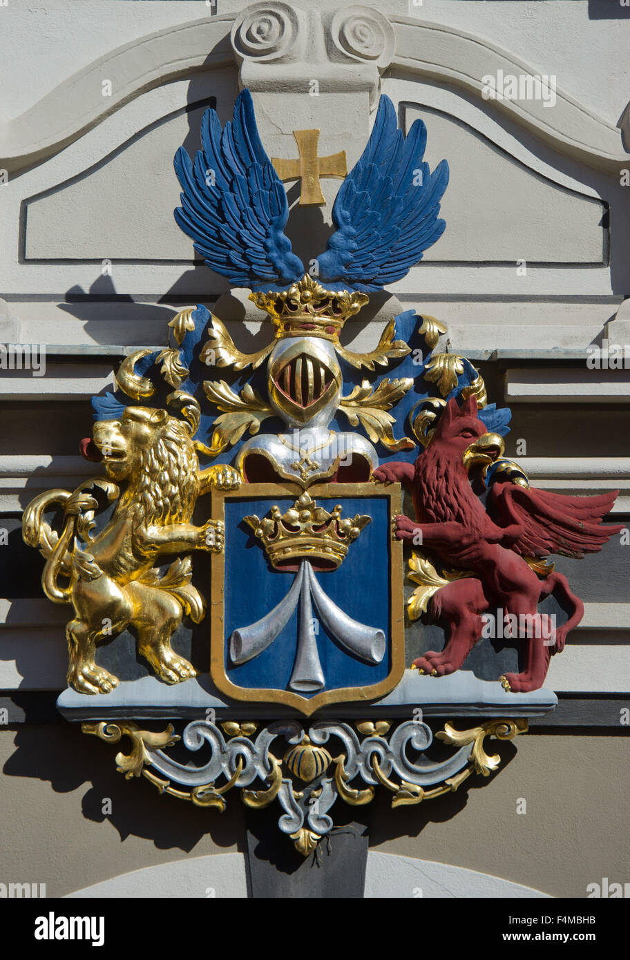 Stralsund, Germania. 07Th Sep, 2015. La cresta svedese al lato ovest del municipio punti alla lunga storia tra la Svezia e la città anseatica di Stralsund, Germania, 07 settembre 2015. La cresta che raffigura la svedese Lion e la Pomerania eagle è stato assegnato alla città dal re Federico I di Svezia nel 1720 e solo re-introdotte nel 1938. Stralsund ospita la Svezia Settimana dal 19 al 25 ottobre segnando il duecentesimo anniversario della consegna della Pomerania svedese per la Prussia. Foto: Stefan Sauer/dpa/Alamy Live News Foto Stock