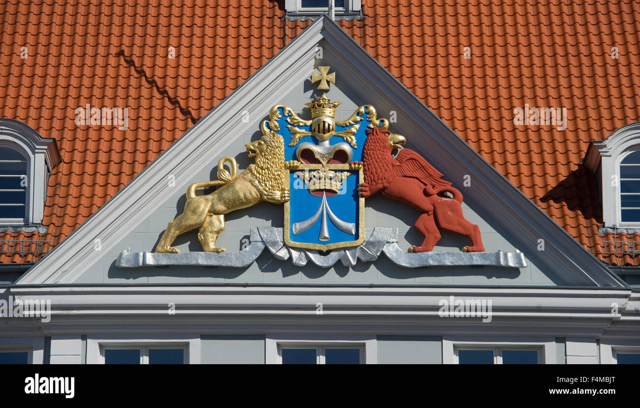 Stralsund, Germania. 07Th Sep, 2015. La cresta svedese presso la ex sede della guarnigione svedese punti alla lunga storia tra la Svezia e la città anseatica di Stralsund, Germania, 07 settembre 2015. La cresta che raffigura la svedese Lion e la Pomerania eagle è stato assegnato alla città dal re Federico I di Svezia nel 1720 e solo re-introdotte nel 1938. Stralsund ospita la Svezia Settimana dal 19 al 25 ottobre segnando il duecentesimo anniversario della consegna della Pomerania svedese per la Prussia. Foto: Stefan Sauer/dpa/Alamy Live News Foto Stock