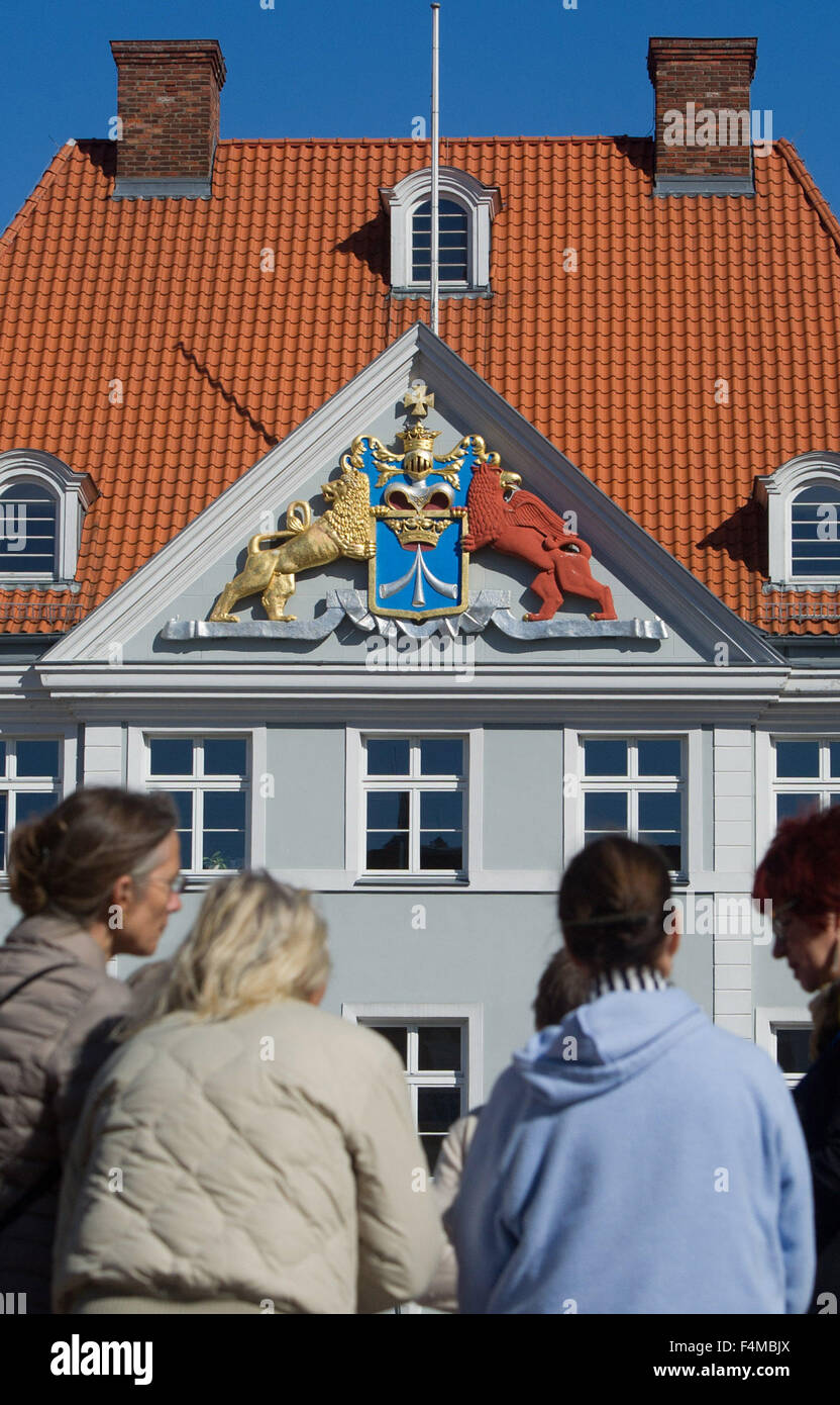 Stralsund, Germania. 07Th Sep, 2015. La cresta svedese presso la ex sede della guarnigione svedese punti alla lunga storia tra la Svezia e la città anseatica di Stralsund, Germania, 07 settembre 2015. La cresta che raffigura la svedese Lion e la Pomerania eagle è stato assegnato alla città dal re Federico I di Svezia nel 1720 e solo re-introdotte nel 1938. Stralsund ospita la Svezia Settimana dal 19 al 25 ottobre segnando il duecentesimo anniversario della consegna della Pomerania svedese per la Prussia. Foto: Stefan Sauer/dpa/Alamy Live News Foto Stock