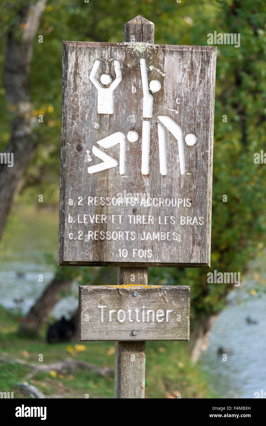 Un cartello in legno con gli esercizi illustrati su di esso per incoraggiare le persone a passeggiate a fare esercizi in Greoux Les Bains Provence Francia Foto Stock