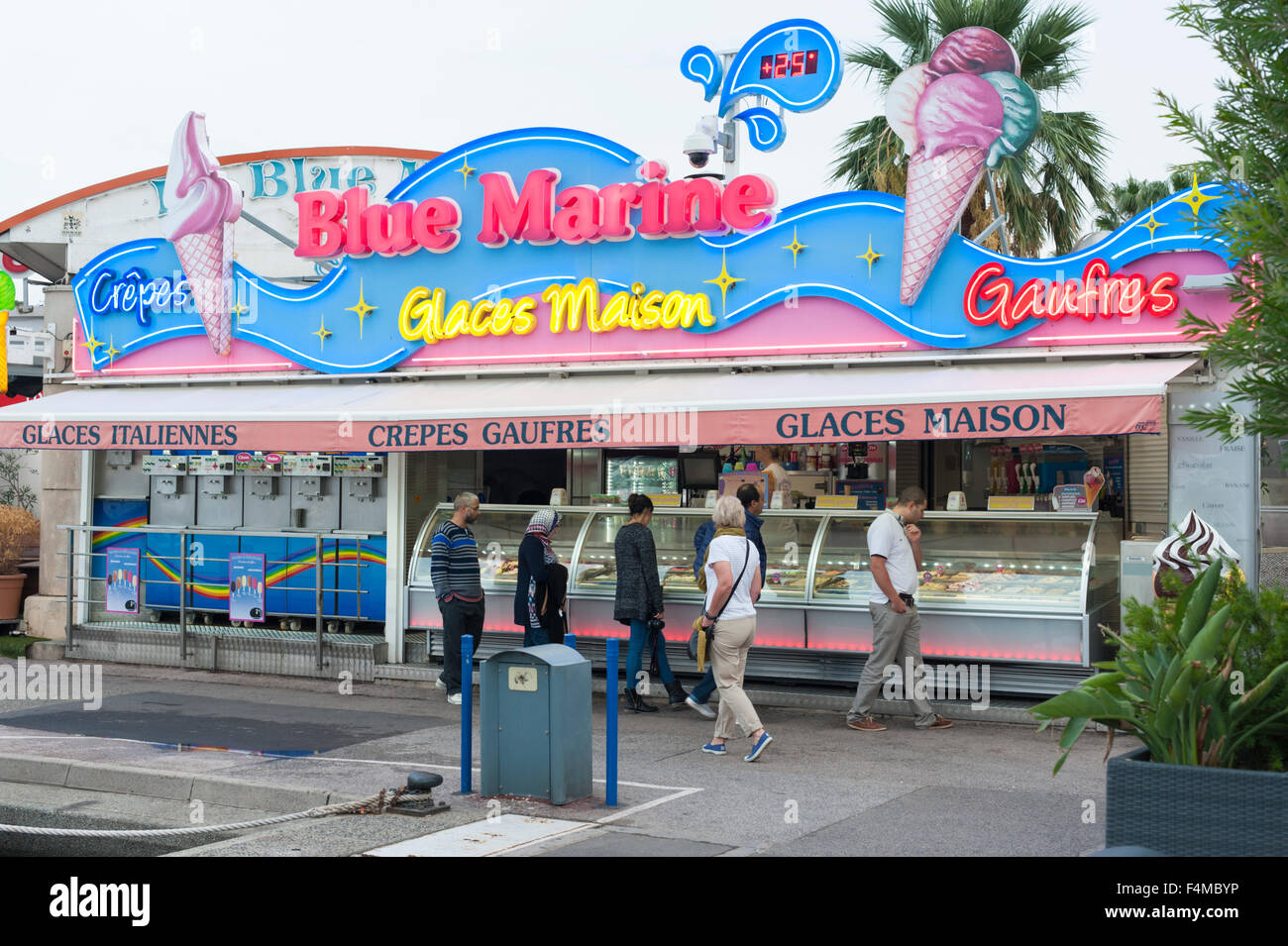 Il Blue Marine gelateria e sul porto di Cavalaire Riviera francese Provenza Francia con i clienti che acquistano il CIEM. Foto Stock