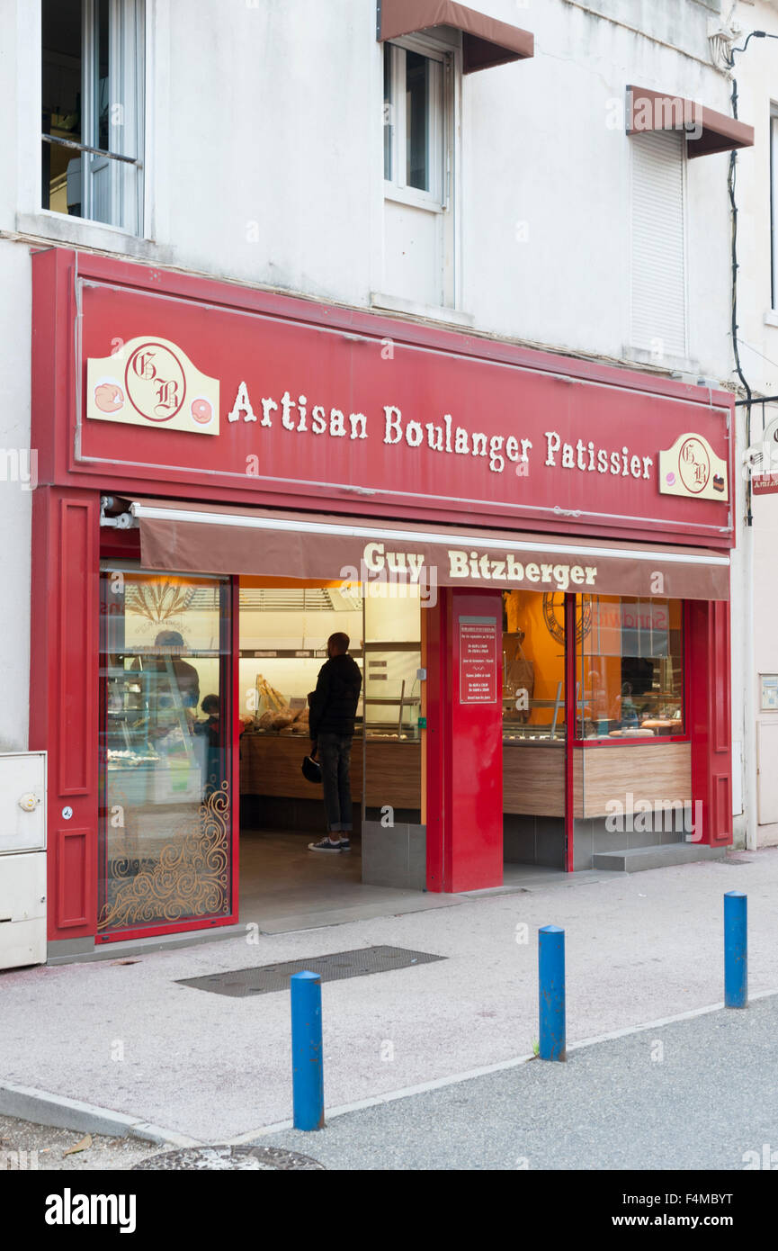 Il ragazzo Bitzberger artigiano Patissier o fornai shop in Cavalaire Provecne Francia Foto Stock