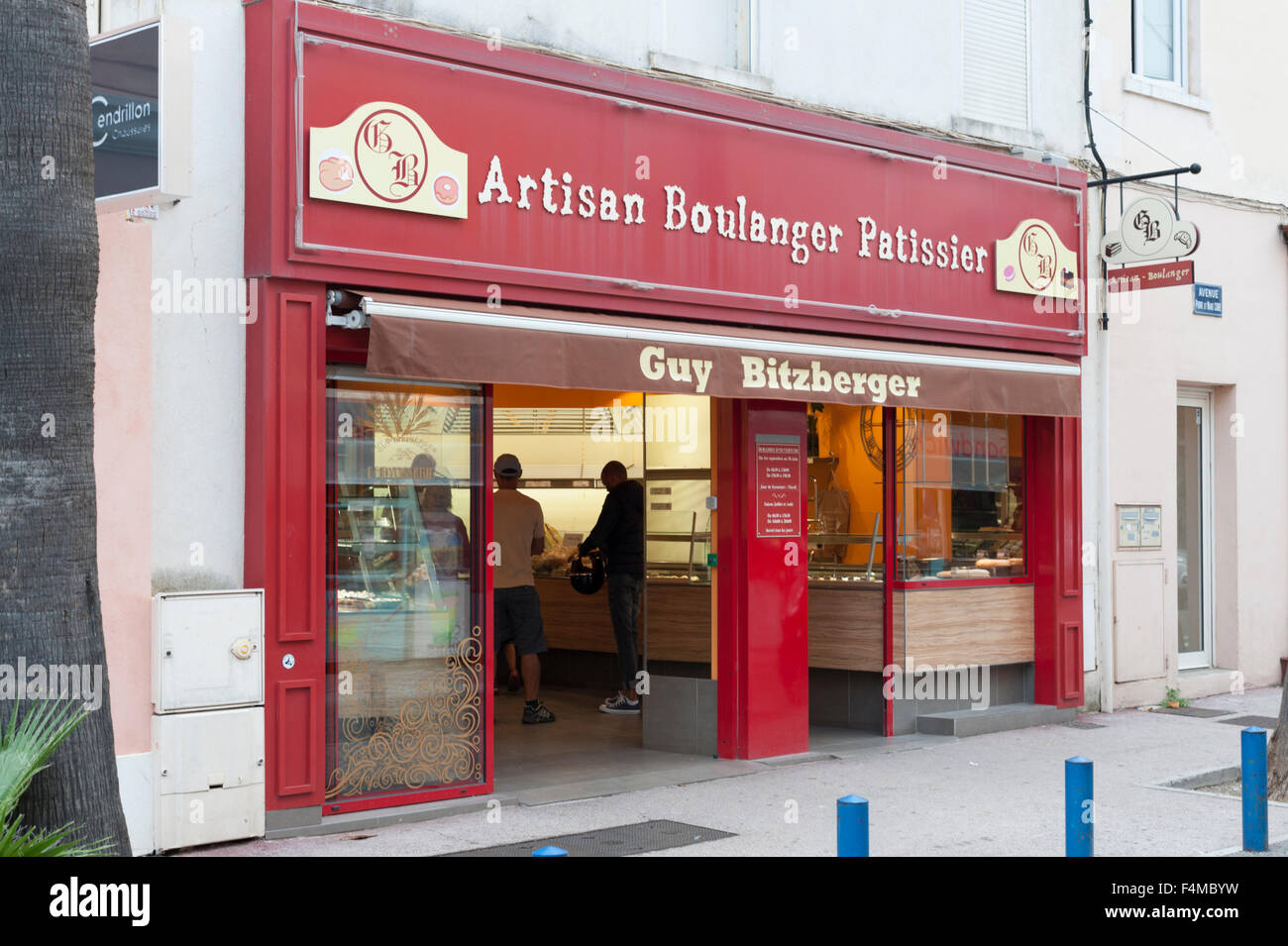 Il ragazzo Bitzberger artigiano Patissier o fornai shop in Cavalaire Provecne Francia Foto Stock