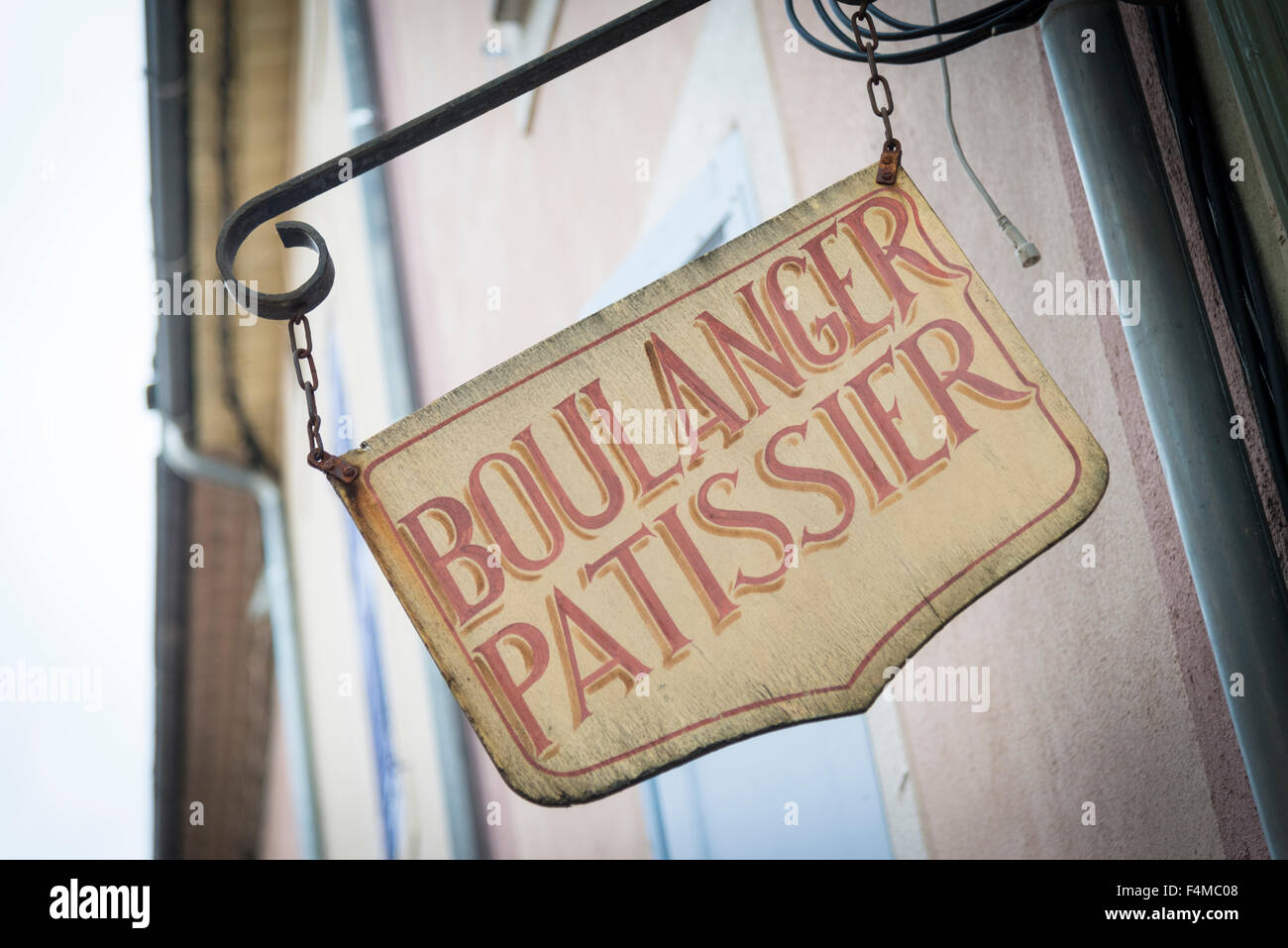 Un segno di una pasticceria francese e boulanger haninging al di fuori di un negozio in Francia Foto Stock