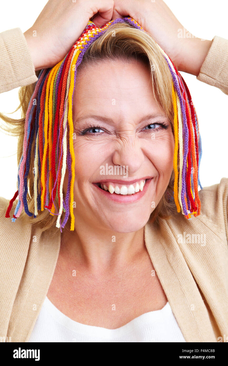 Donna felice azienda sciarpa con corde sopra la testa Foto Stock