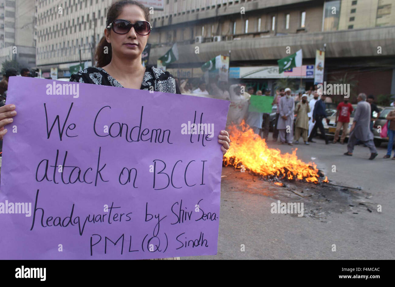 Gli attivisti della Lega musulmana-q protestavano contro India del estremista indù partito Shiv Sena durante una manifestazione svoltasi a Karachi press club il Martedì, 20 ottobre 2015. Foto Stock