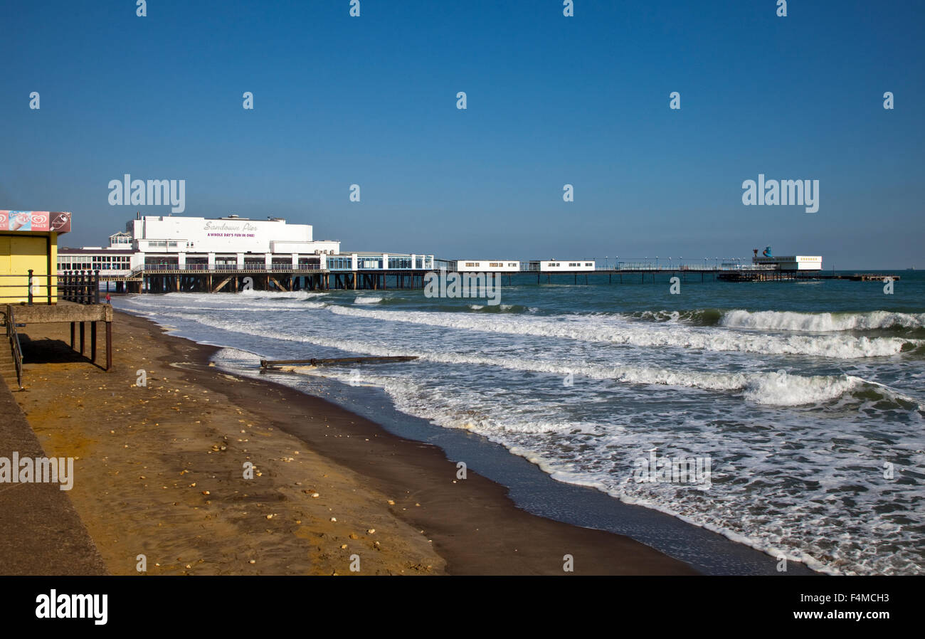 Pier e spiaggia a Sandown, Isle of Wight, Hampshire, Inghilterra Foto Stock