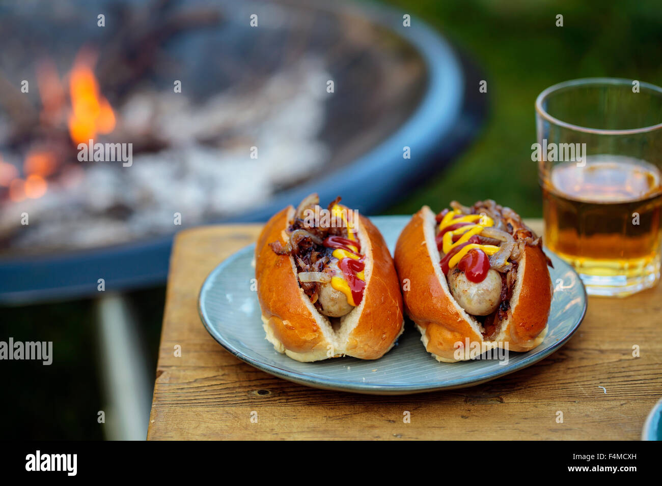 Hot Dogs con cipolle fritte Foto Stock