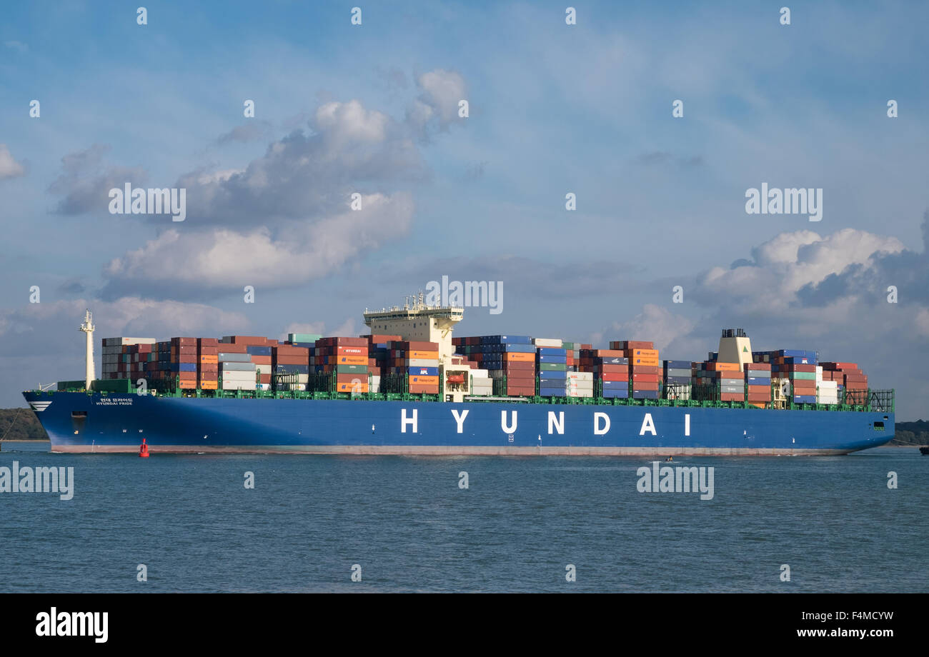 Hyundai orgoglio di portacontainer arrivando a Southampton Docks contenitore porta Foto Stock