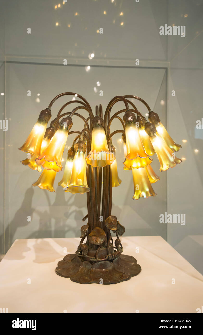 Louis Comfort Tiffany, Eighteen-Light Pond Lily lampada, 1902, di Favrile vetro e bronzo. Foto Stock