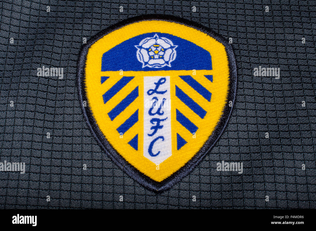 LONDON, Regno Unito - 19 OTTOBRE 2015: Il club cresta su una Leeds United FC shirt, il 19 ottobre 2015. Foto Stock