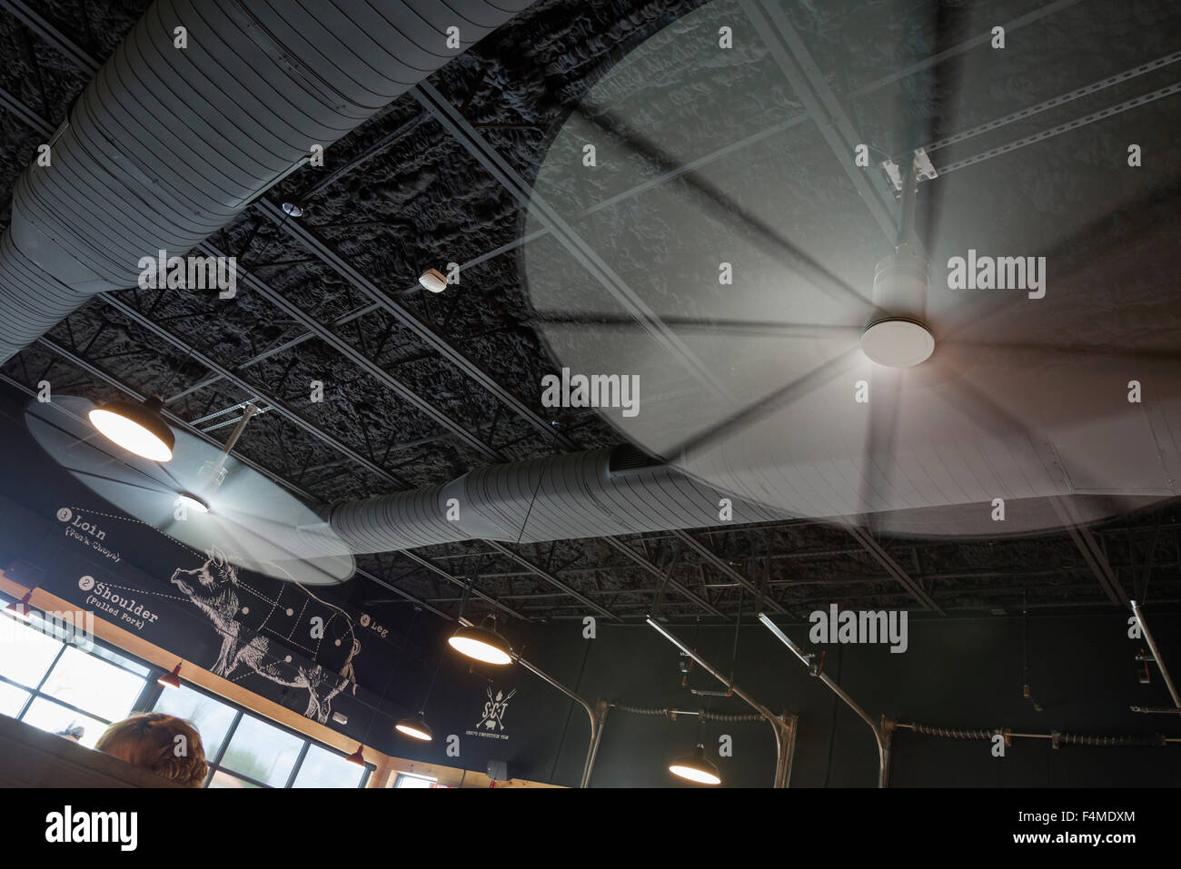 Nuovo di zecca open-air interno di Sonny's BBQ ristorante sports humongous forza industriale di dimensioni e ventilatori a soffitto. Foto Stock