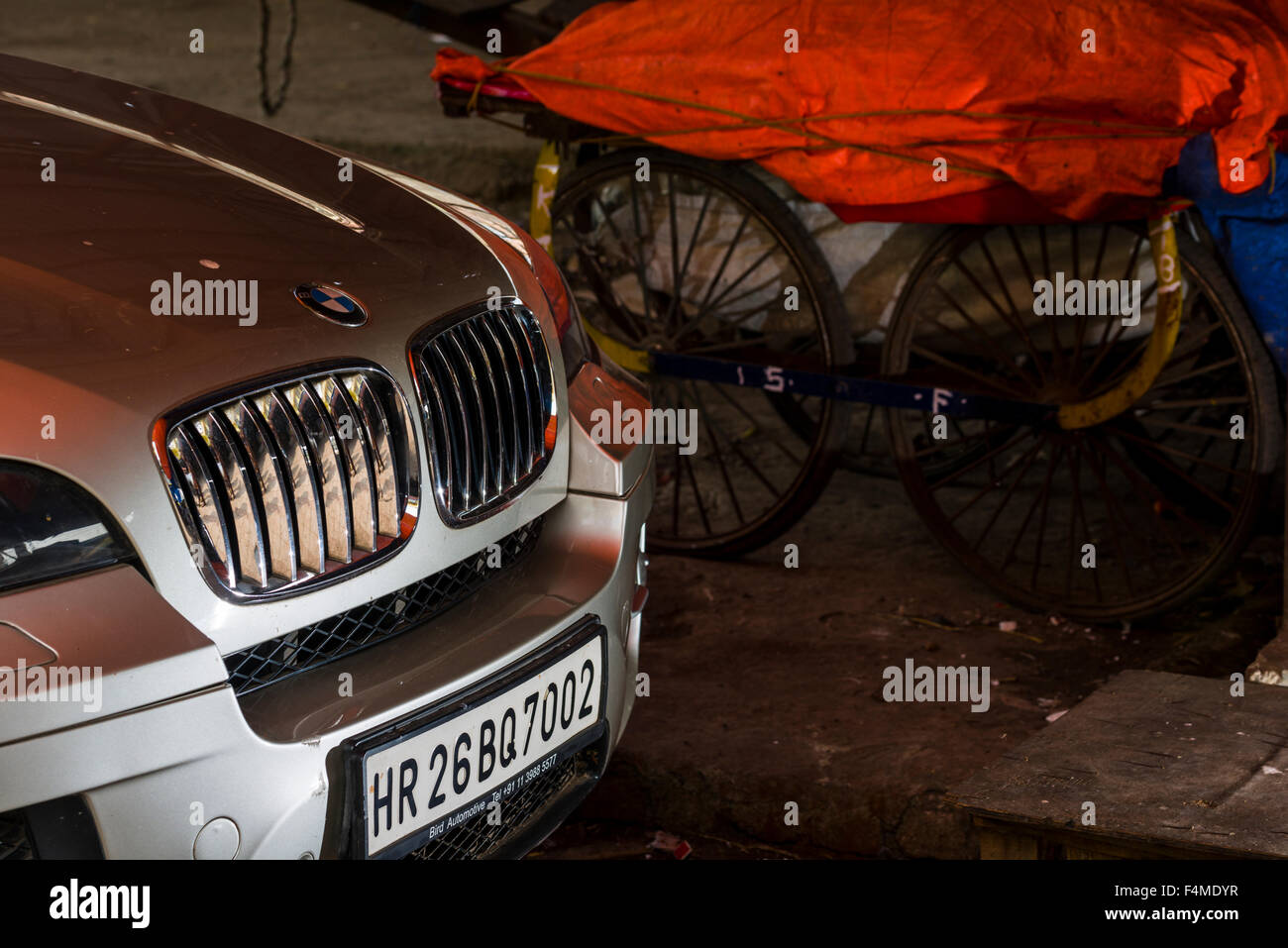 La parte anteriore di un tedesco della BMW auto con un numero di maharasthra piastra, un tipico simbolo di status per la ricca borghesia indiani, in contras Foto Stock