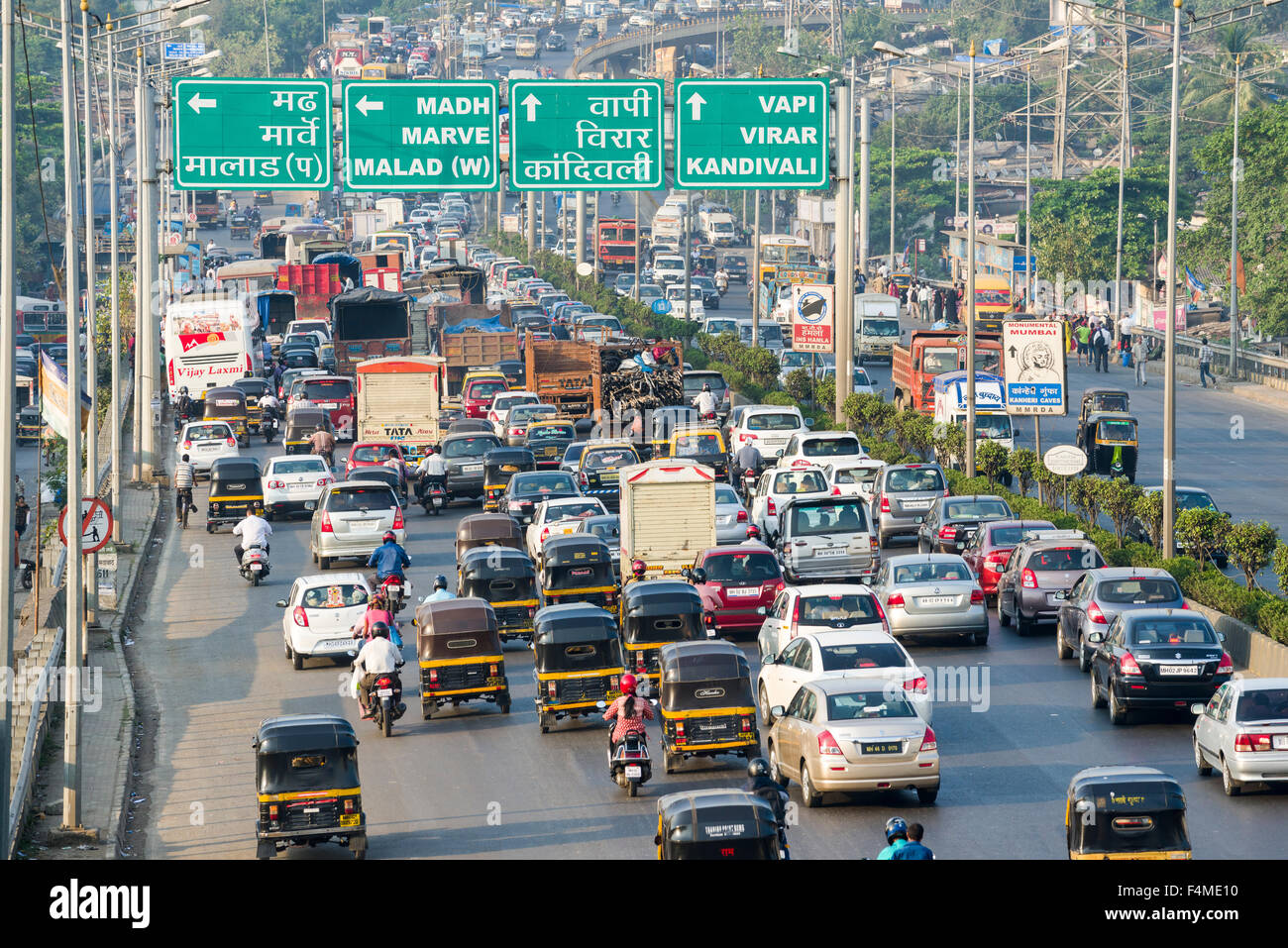 Gli inceppamenti di traffico sono comuni su mumbais strade affollate, dato che più e più ricca borghesia indiani possono affort vetture Foto Stock