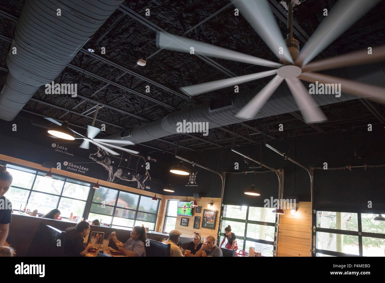 Nuovo di zecca open-air interno di Sonny's BBQ ristorante sports humongous forza industriale di dimensioni e ventilatori a soffitto. Foto Stock