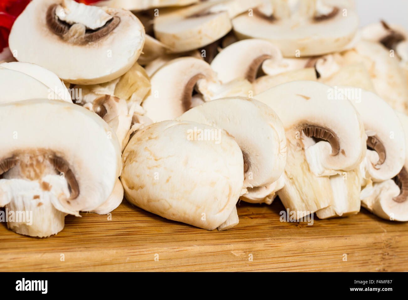 Funghi tagliati a fettine la texture preparata per la cottura. Pronti per essere cucinati. Foto Stock