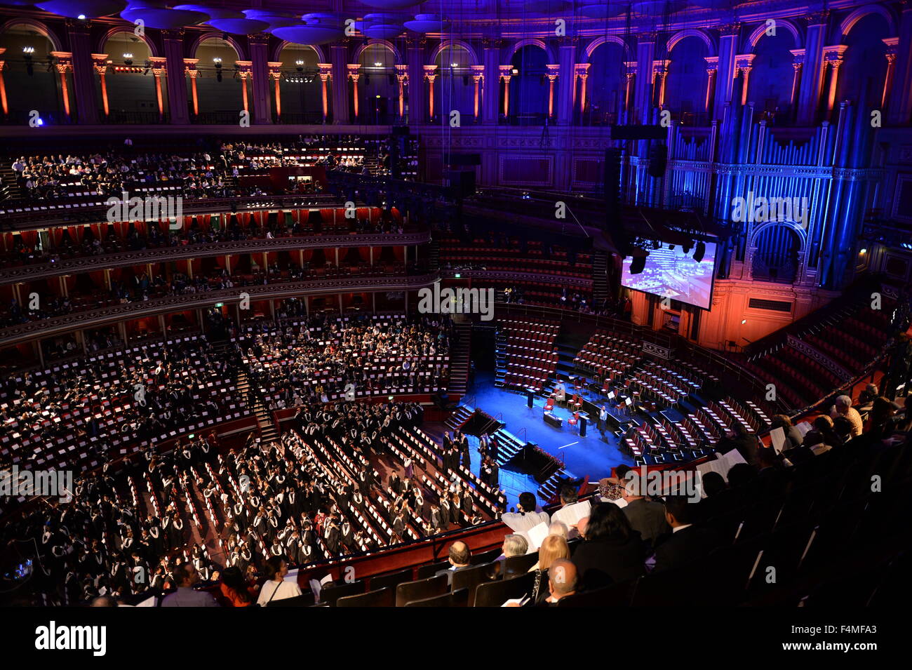 All'interno del Royal Albert Hall laureati e famiglie su Imperial College London commemorazione Foto Stock