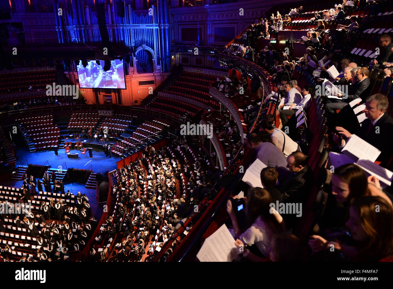 All'interno del Royal Albert Hall laureati e famiglie su Imperial College London commemorazione Foto Stock