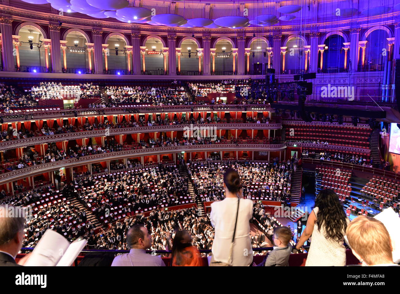 All'interno del Royal Albert Hall laureati e famiglie su Imperial College London commemorazione Foto Stock