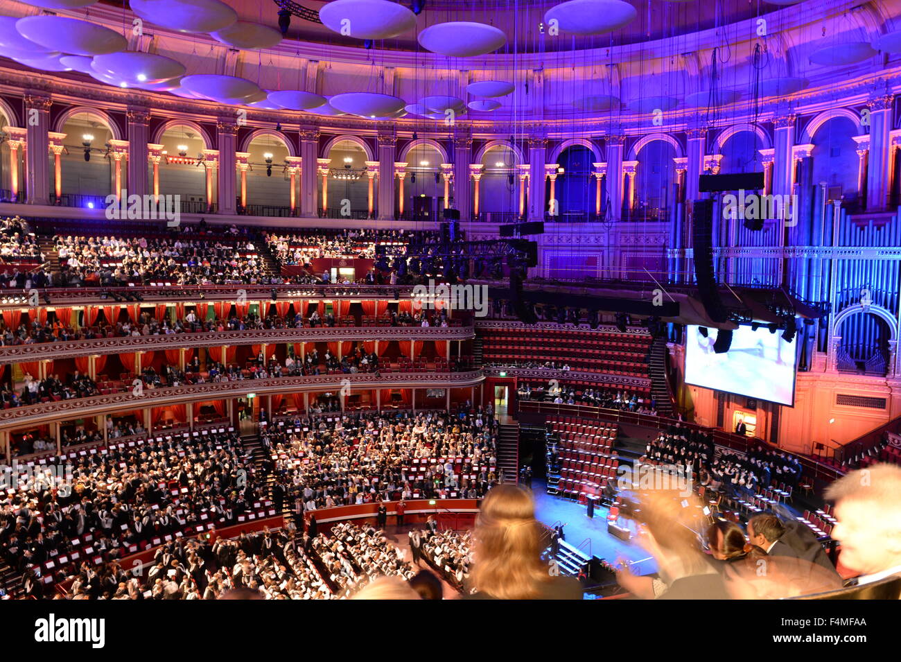 All'interno del Royal Albert Hall laureati e famiglie su Imperial College London commemorazione Foto Stock